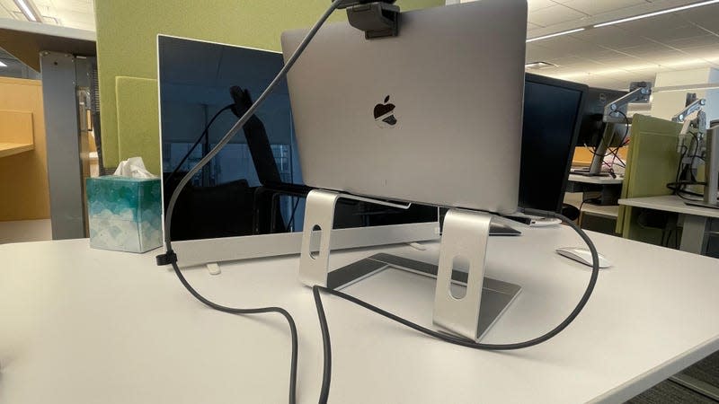 Look at how bulky that cable is. - Photo: Dua Rashid / Gizmodo