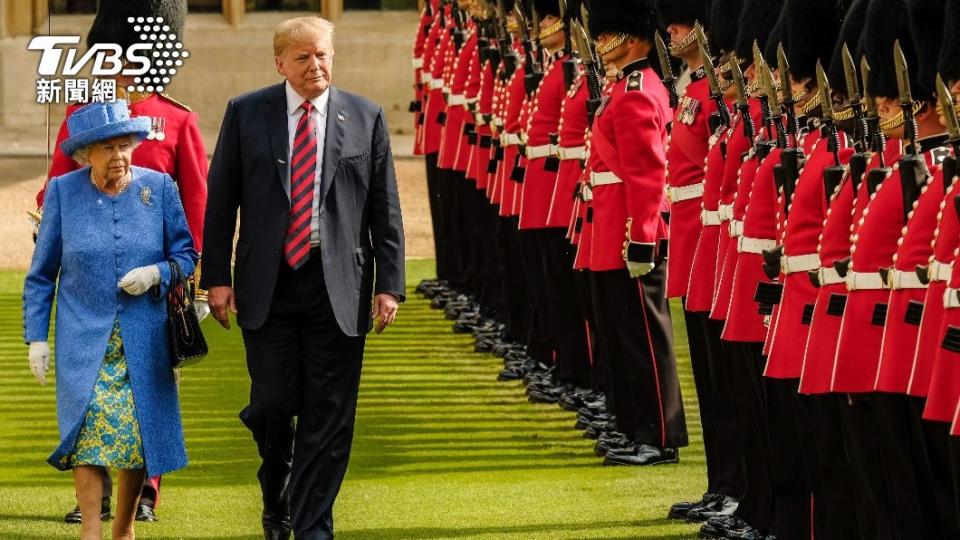 美國前總統川普（中央）2018年訪問英國，與女王一同校閱冷溪衛隊。（圖/達志影像美聯社）