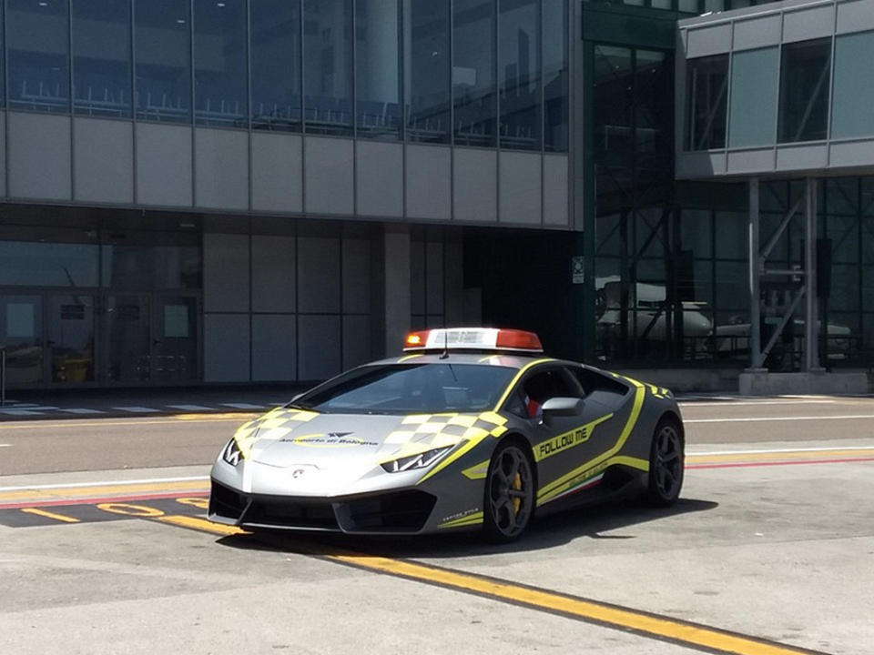 羨煞其他機場地勤！義大利波隆納機場拿LAMBORGHINI Huracan當指