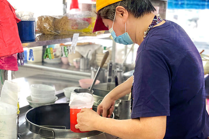 Chang Sok Kheng getting a takeaway order ready at Kedai Makan Besty Best.