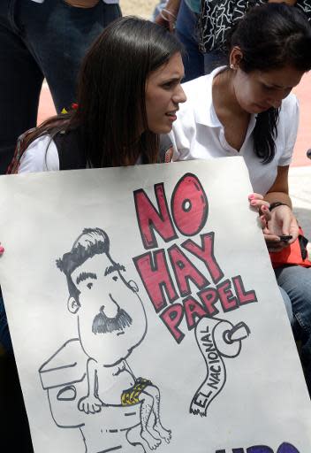 Una periodista protesta por la falta de papel el 28 de enero de 2014 en Caracas. (AFP | Juan Barreto)