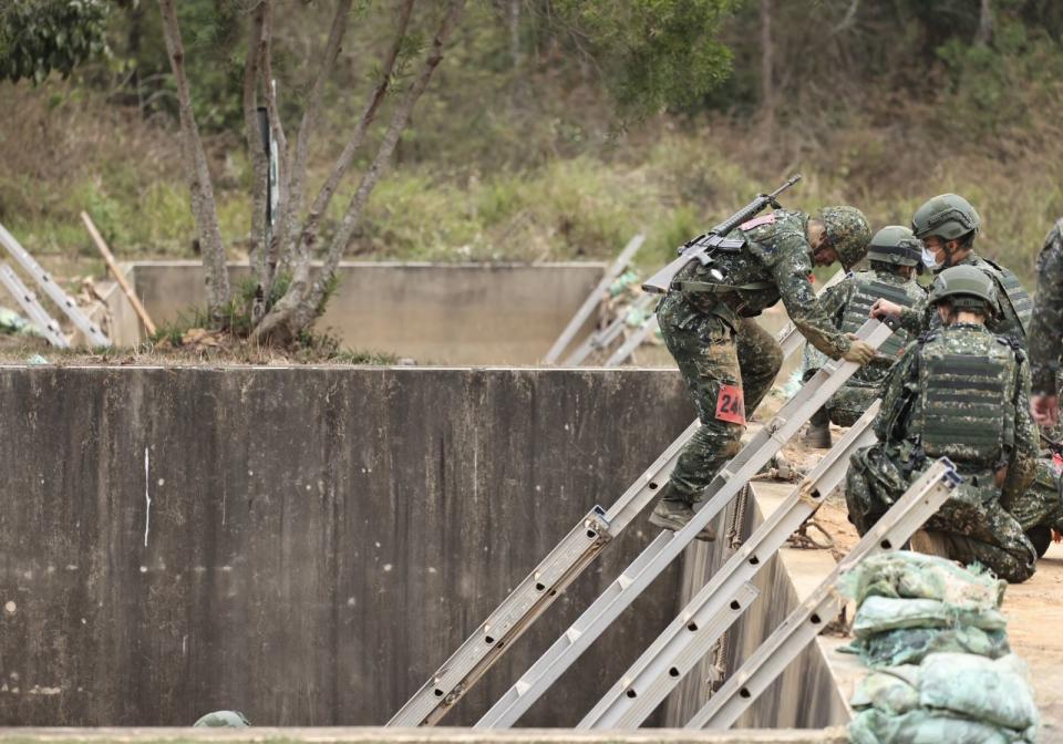 阿兵哥進行臥射及通過濠溝等軍事訓練。林啟弘攝