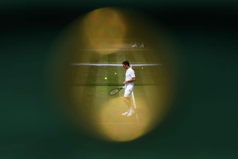 El 6 de julio de 2017, Roger Federer de Suiza asiste a una sesión de práctica en el All England Lawn Tennis Club en Wimbledon, suroeste de Londres, en el cuarto día del Campeonato de Wimbledon 2017.