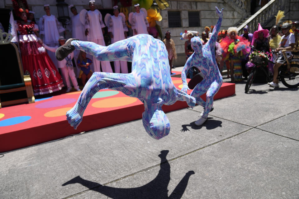Dos artistas actúan en una ceremonia que da inicio oficialmente al Carnaval de Río de Janeiro en Brasil, el viernes 9 de febrero de 2024. (AP Foto/Silvia Izquierdo)
