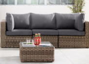 Stylish, vielseitig, robust – die Loungemöbel der Serie „Blockparty“ sind auf dem besten Weg Kultcharakter zu entwickeln. Das Design: Eckig-markant. Die Farbe: Edel. Das Material: Kunstrattan, Aluminium und wasserabweisender Polyester. Und das Beste: Sie können sich Ihr Sofa in Ihrer Wunschgröße zusammenstellen. Ein Eckteil kostet 249 Euro, ein Mittelstück 199 Euro. Gesehen bei www.butlers.de.