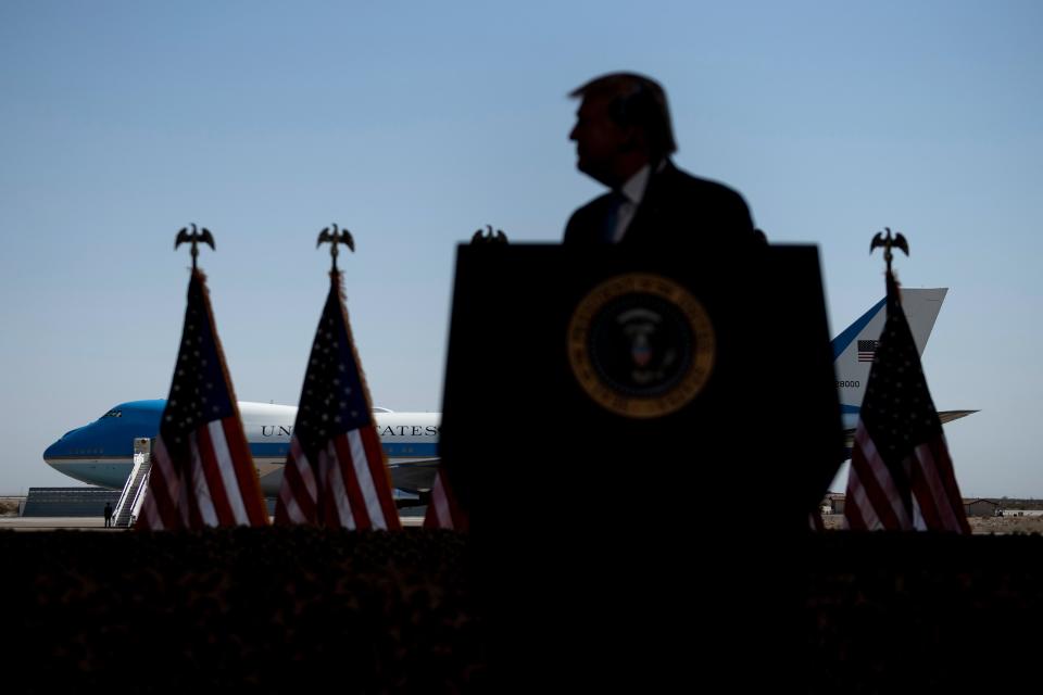 <p>La silueta del presidente de los Estados Unidos, Donald Trump, se ve mientras hace una pausa mientras habla durante un mitin en el Aeropuerto Internacional de Yuma el 18 de agosto de 2020, en Yuma, Arizona. </p> (Foto de BRENDAN SMIALOWSKI / AFP a través de Getty Images)