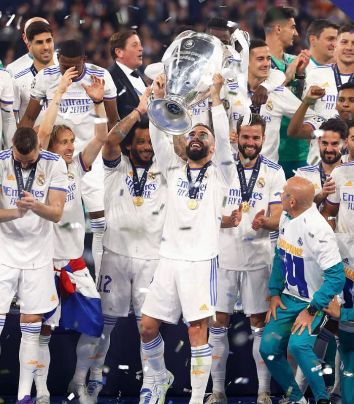 Dani Carvajal levanta la copa de la Liga de Campeones ante el Liverpool