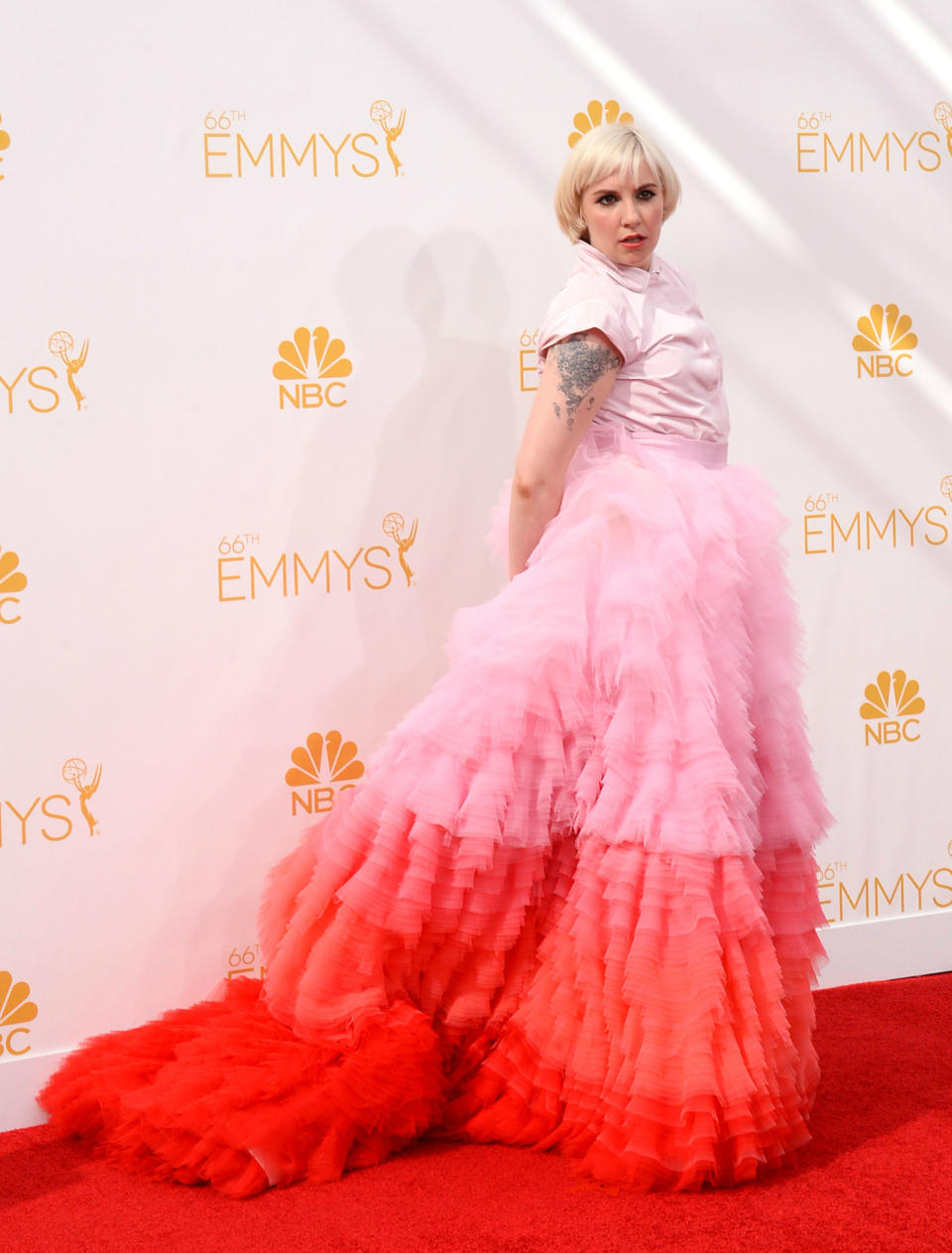 <p>Y lo mismo sucedió con el icónico Giambattista Valli que eligió la creadora de ‘Girls’ para los Emmys 2014. (Foto: Gtres). </p>