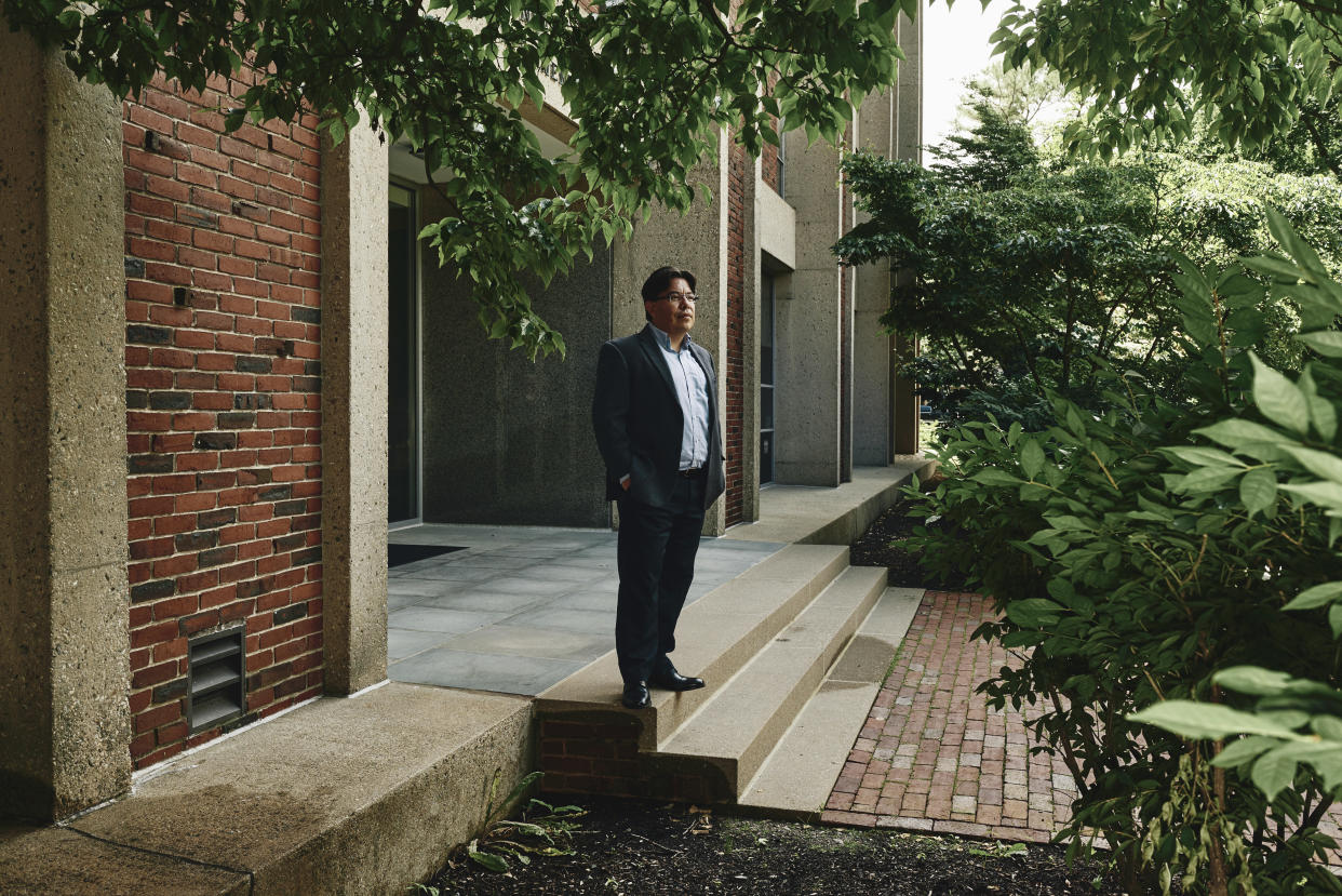 Mauricio Santillana, investigador de la Universidad de Harvard, en el campus de Cambridge, Massachusetts, el 1 de julio de 2020. (Tony Luong/The New York Times)