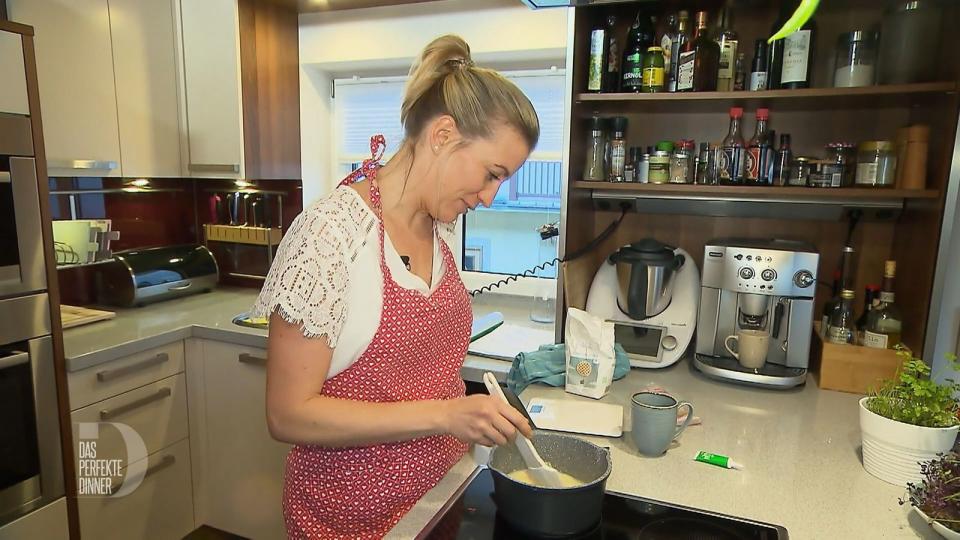 Perfekte Hausfrau in perfektem Ambiente: Rita (33) kocht am ersten Abend im Salzburger Land mit Ambition. (Bild: RTL)