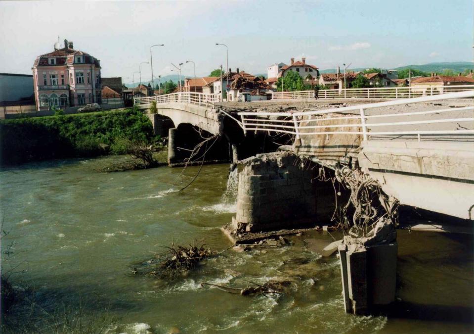 General view of a damaged road bridge in downtown Nis, 250 kilometers south of Belgrade, following a NATO airstrike on May 8, 1999. The bridge was hit by NATO planes early afternoon Saturday. Well before Russian tanks and troops rolled into Ukraine, Vladimir Putin was using the bloody breakup of Yugoslavia in the 1990s to ostensibly offer justification for the invasion of a sovereign European country. The Russian president has been particularly focused on NATO’s bombardment of Serbia in 1999 and the West’s acceptance of Kosovo’s declaration of independence in 2008. He claims both created an illegal precedent that shattered international law and order, apparently giving him an excuse to invade Ukraine. (AP Photo, File)