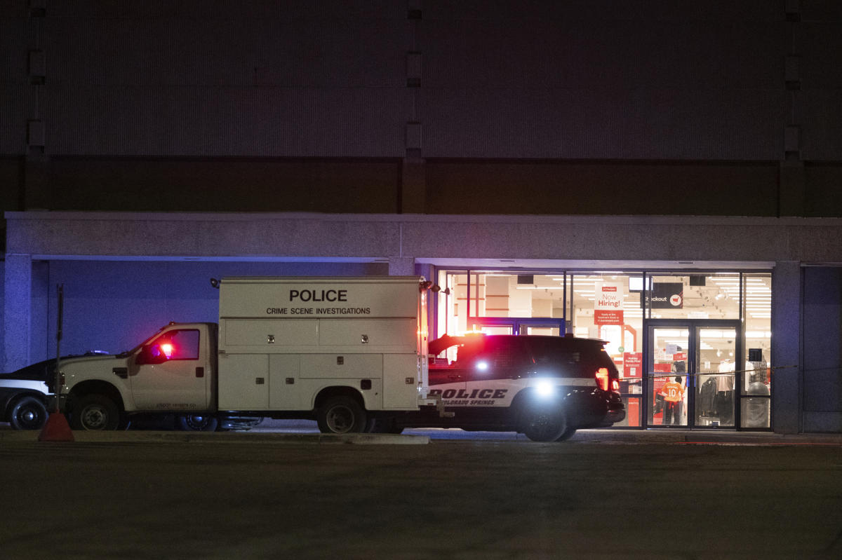 Стрелба избухва в мол в Колорадо на Бъдни вечер. Един мъж е убит, а 3-ма души са ранени