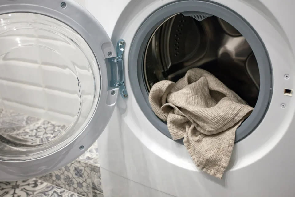Handtücher bei 60 Grad Celsius oder bei 40 Grad Celsius mit einem starken Waschmittel zu waschen, kann helfen, Bakterien abzutöten. (Getty Images)
