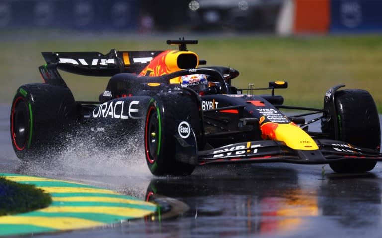 Le Néerlandais Max Verstappen pilote sa Red Bull sous la pluie pendant les essais du GP de F1 du Canada le 7 juin 2024 sur le circuit Gilles-Villeneuve à Montréal (CLIVE ROSE)