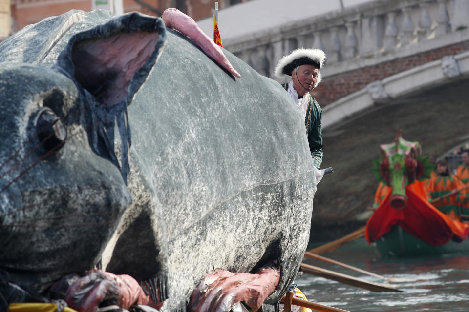 Lo spettacolo ha celebrato l'incontro tra 2 elementi, acqua e aria, con acrobati e giocolieri, mangiatori di fuoco e ballerine. Nel Rio di Cannaregio hanno sfilato una decina di imbarcazioni. Il suono degli archi ha accompagnato lo show. Un giocoliere ha maneggiato il fuoco, seguito dalle evoluzioni di un ballerino dentro una bolla. Poi le note di 'Sound of Silence' hanno accompagnato la coreografia di una danzatrice dentro una sfera trasparente mentre un acrobata, su un braccio meccanico, ha volteggiato sospeso nell'aria. (AP Photo/Antonio Calanni)