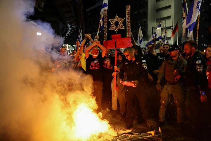 People protest against Israeli Prime Minister Netanyahu's government and call for the release of hostages, in Tel Aviv