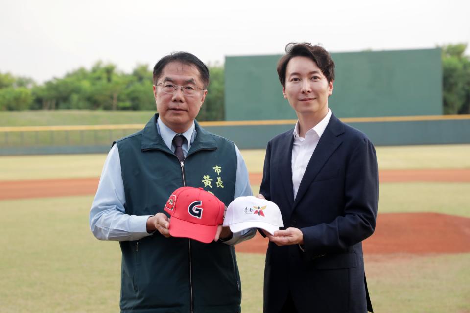 台南市長黃偉哲代表市府與韓國樂天巨人棒球隊（Lotte Giants）正式簽署合作備忘錄。（圖：南市府提供）