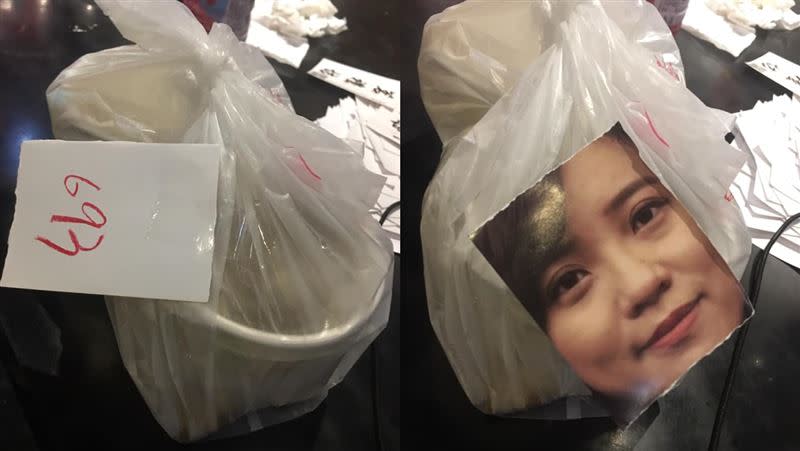 原PO收到外送餐點，驚見塑膠袋上黏了一張臉照。（圖／翻攝自 爆廢公社二館）