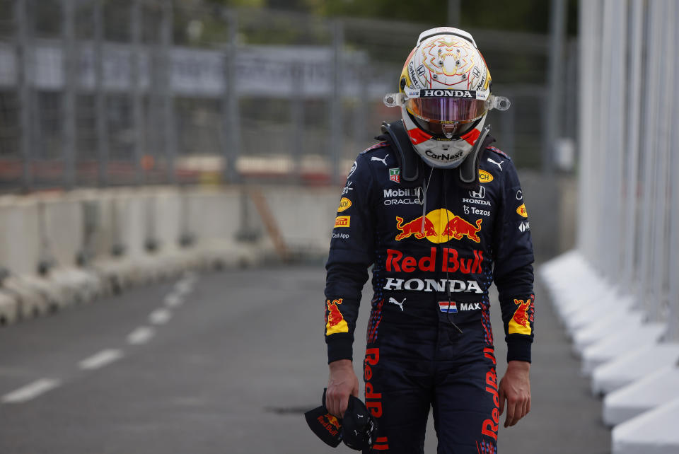 Max Verstappen de Red Bull se retira de la pista tras sufrir un pinchazo en el Gran Premio de Azerbaiyán, el domingo 6 de junio de 2021, en Bakú. (Maxim Shemetov, Pool vía AP)