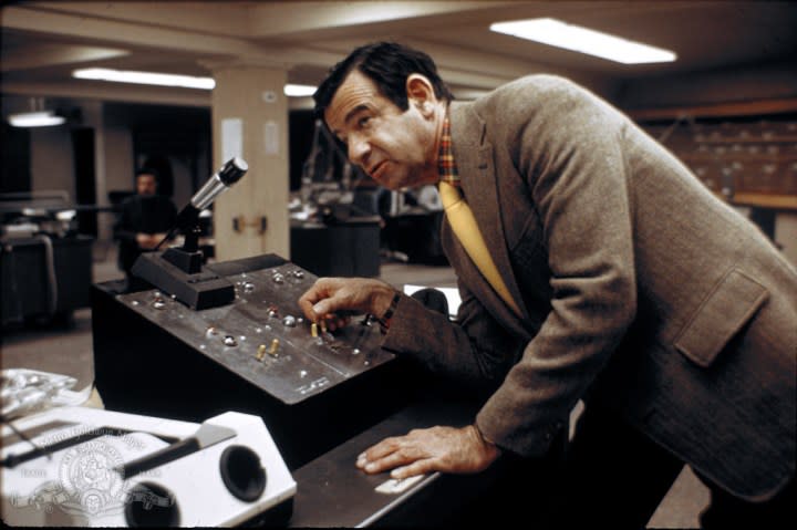 Walter Matthau as Lt Garber speaks over the radio to the criminals in The Taking of Pelham 123