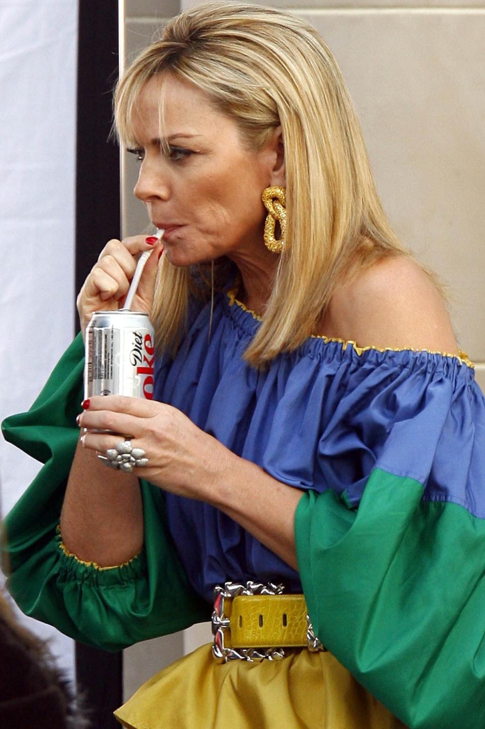Kim Cattrall sips from a Diet Coke on the set of the ‘Sex and the City’ movie in 2007 (London Entertainment/Shutterstock)