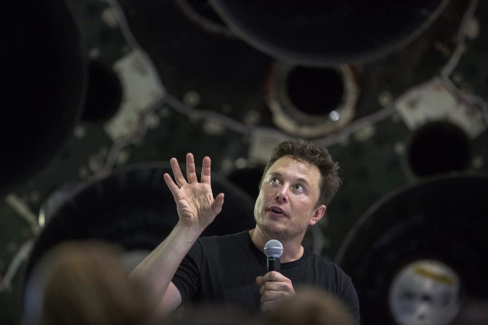 Elon Musk in der Nähe einer Falcon 9-Rakete im SpaceX-Hauptquartier in Hawthorne, Kalifornien, 2018. - Copyright: David McNew/Getty Images