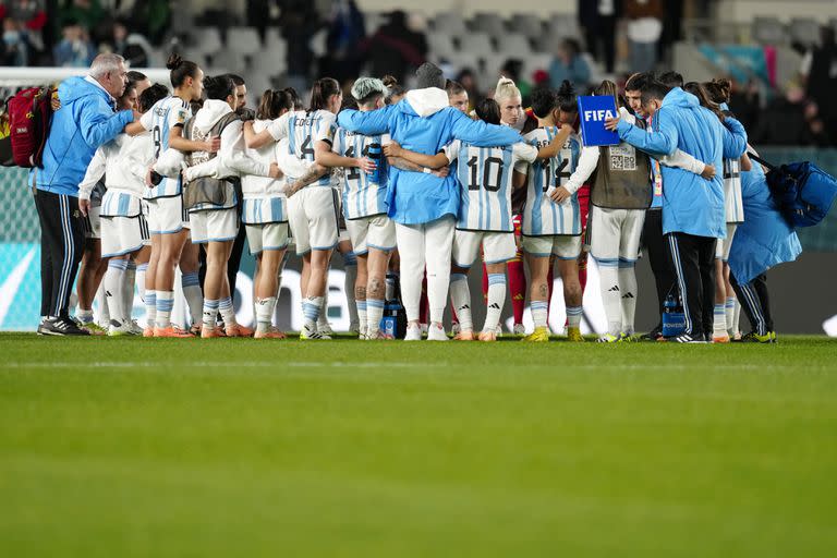 La charla posterior a la caída ante las italianas en el primer partido del Mundial para el equipo de Portanova