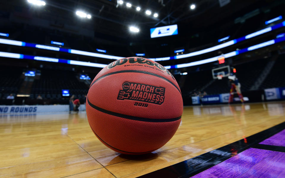 The college basketball season begins on Wednesday despite all of the various risks facing the sport during the COVID-19 pandemic. (Kirby Lee-USA TODAY Sports)