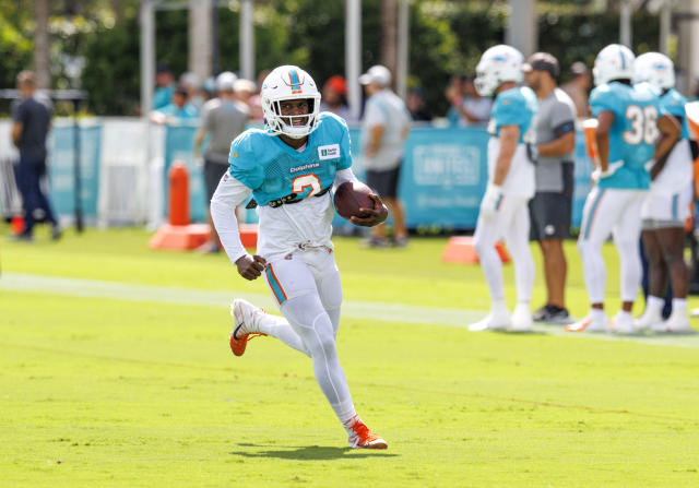 MIAMI GARDENS, FL - SEPTEMBER 11: Miami Dolphins running back Chase Edmonds  (2) finds a running lane during the game between the New England Patriots  and the Miami Dolphins, on Sunday, September