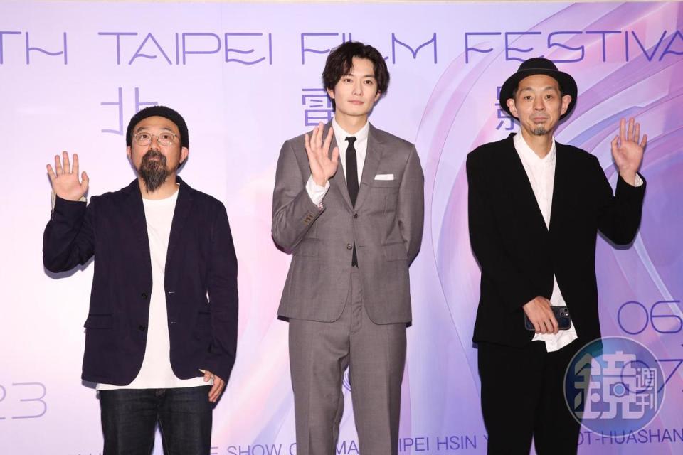 導演山下敦弘、男主角岡田將生與編劇宮藤官九郎出席《快一秒的他》記者會。