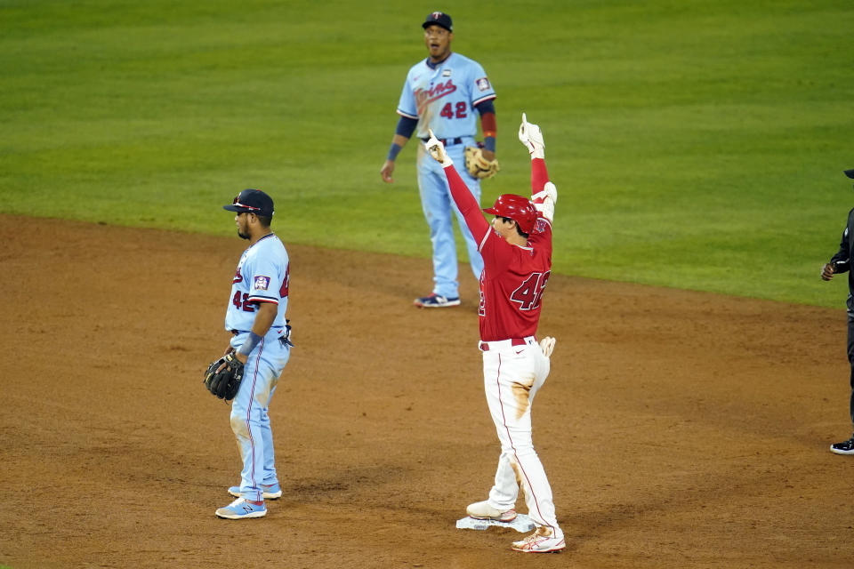 大谷翔平在敲出斷棒安打後，興奮地將雙手舉起 (AP Photo/Marcio Jose Sanchez)