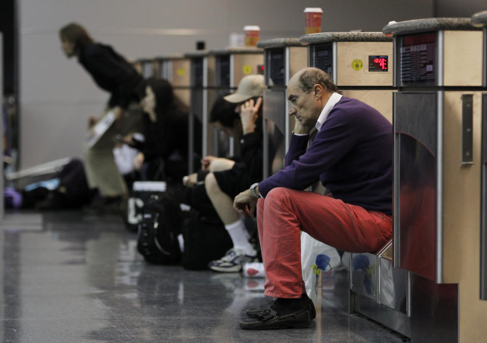 Airline passengers wait for a line to shrink in order to re-enter Terminal 8 at the John F Kennedy International Airport following a security breach that required the evacuation of the terminal in New York January 16, 2010.  REUTERS/Lucas Jackson (UNITED STATES - Tags: TRANSPORT)