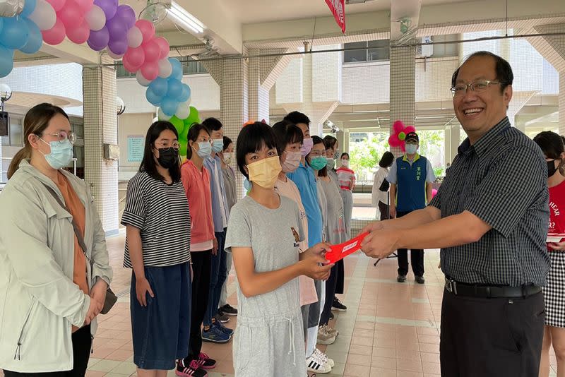 ▲中華醫大校長孫逸民代表頒發特殊教育獎助學金給獲獎學生（圖／中華醫大提供）