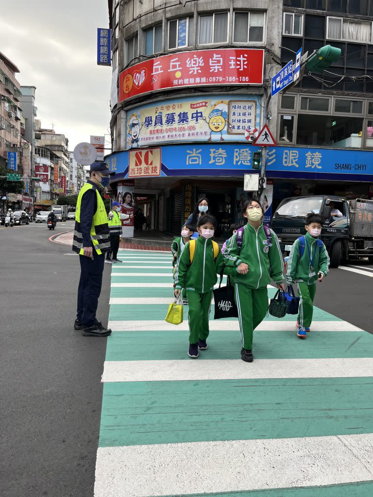 新北市警局永和分局於13日開學日，特別加強維護學童安全，規劃護童勤務。（永和警分局提供）