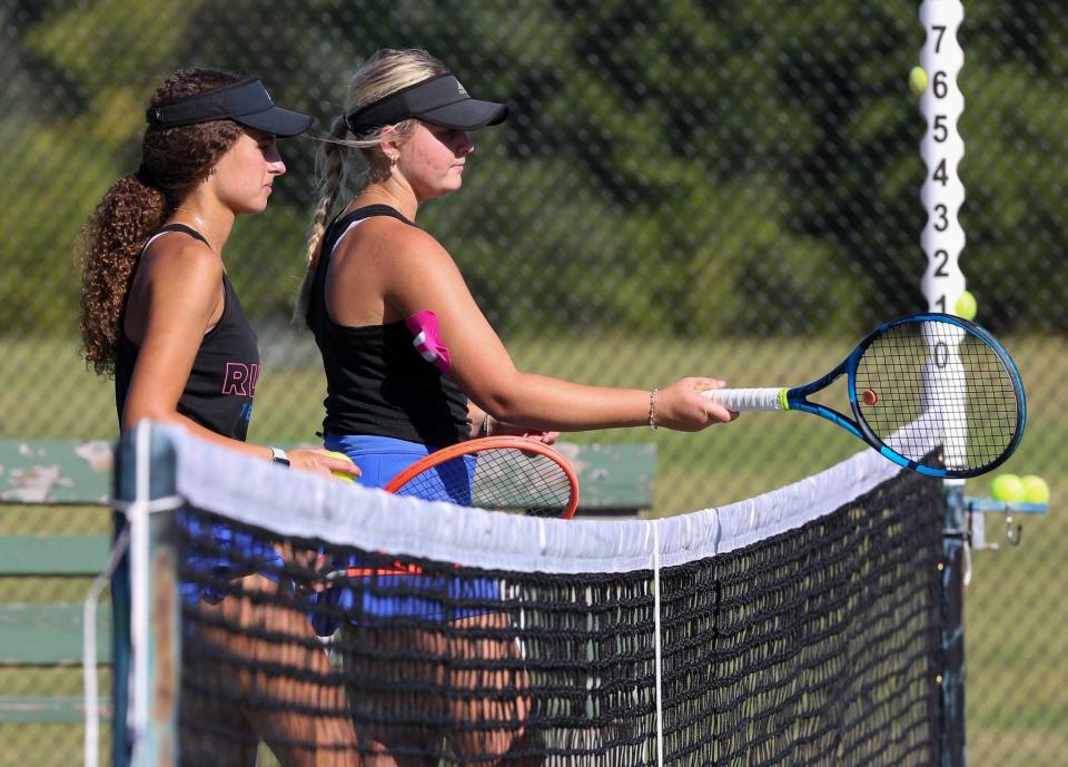 Emerie Catlin e Izzy Haggard de Washburn Rural durante el campeonato de tenis de la ciudad de Topeka en el Kossover Tennis Center el jueves 26 de septiembre.