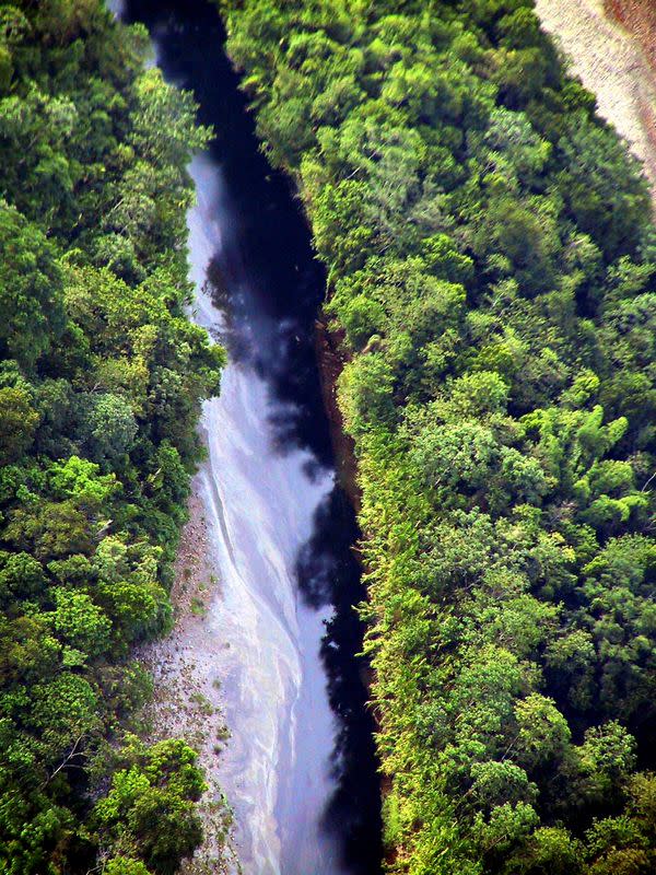 Foto de archivo. Una vista aérea del río la Gritona contaminado con petróleo después de un ataque con explosivos contra el oleoducto Caño Limón-Coveñas, en el departamenro de Arauca