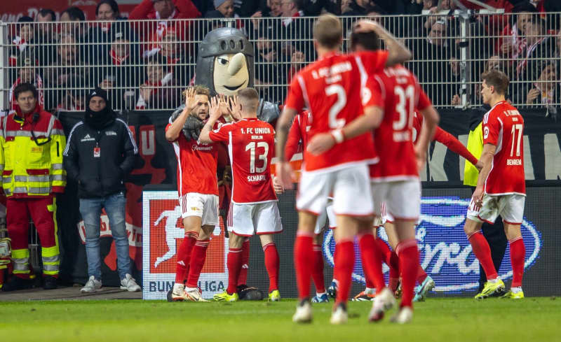 Berlin's Benedict Hollerbach (L) celebrates scoring his side's first gfoal with teammates during the German Bundesliga soccer match between 1. FC Union Berlin and Darmstadt 98 at An der Alten Foersterei. Andreas Gora/dpa