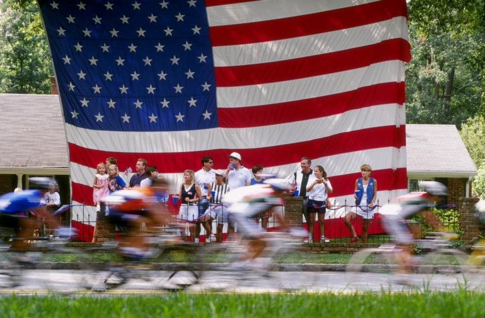 31 Jul 1996: General view of the mens road race as the peleton streams past the Stars & Stripes at the 1996 Centennial Olympic Games in Atlanta, Georgia.