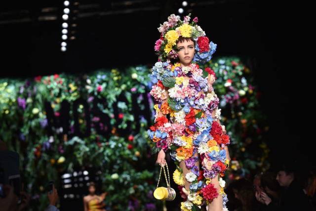 Gigi Hadid Kaia Gerber Flower Bouquet Moschino Spring 2018