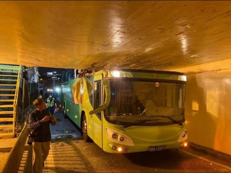 一輛統聯客運巴士9日晚上誤闖台南市北區小東地下道機車道，結果就此卡住。   圖：翻攝PTT