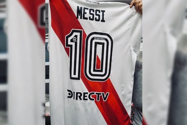 La camiseta que River Plate le regaló a Lionel Messi en la previa del partido contra Panamá.