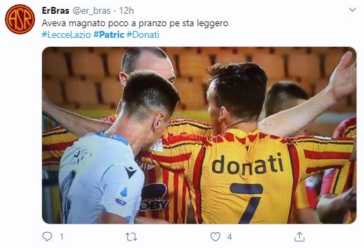 Pazzia del difensore spagnolo durante Lecce-Lazio. Sui social non mancano i paragoni con Suarez che, ai mondiali 2014, diede un morso a Giorgio Chiellini