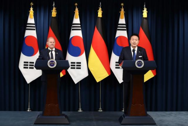 Angesichts der unsicheren Weltlage wollen Deutschland und Südkorea ihre wirtschaftliche und sicherheitspolitische Zusammenarbeit vertiefen. Das sagte Südkoreas Präsident Yoon Suk Yeol nach einem Treffen mit Bundeskanzler Olaf Scholz in Seoul.