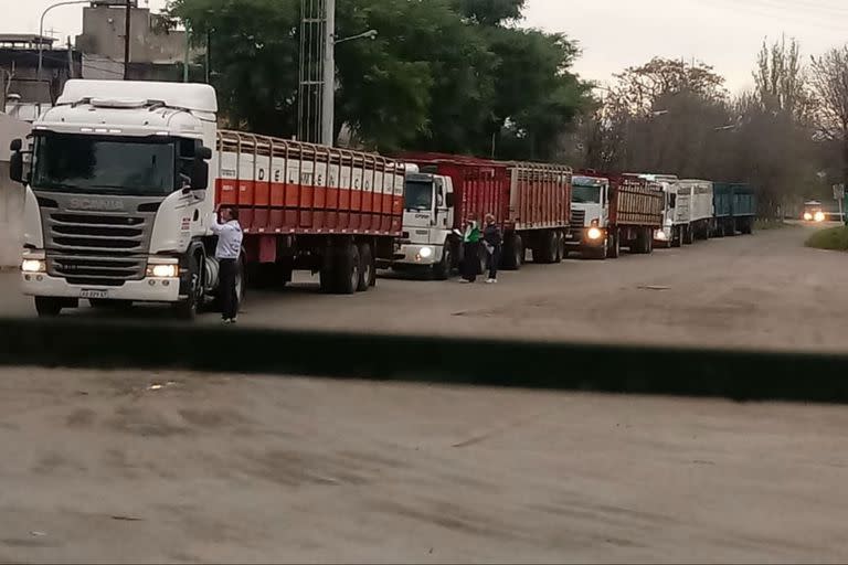 Esta tarde, delegados del gremio de camioneros instigaban a los choferes a afiliarse al sindicato