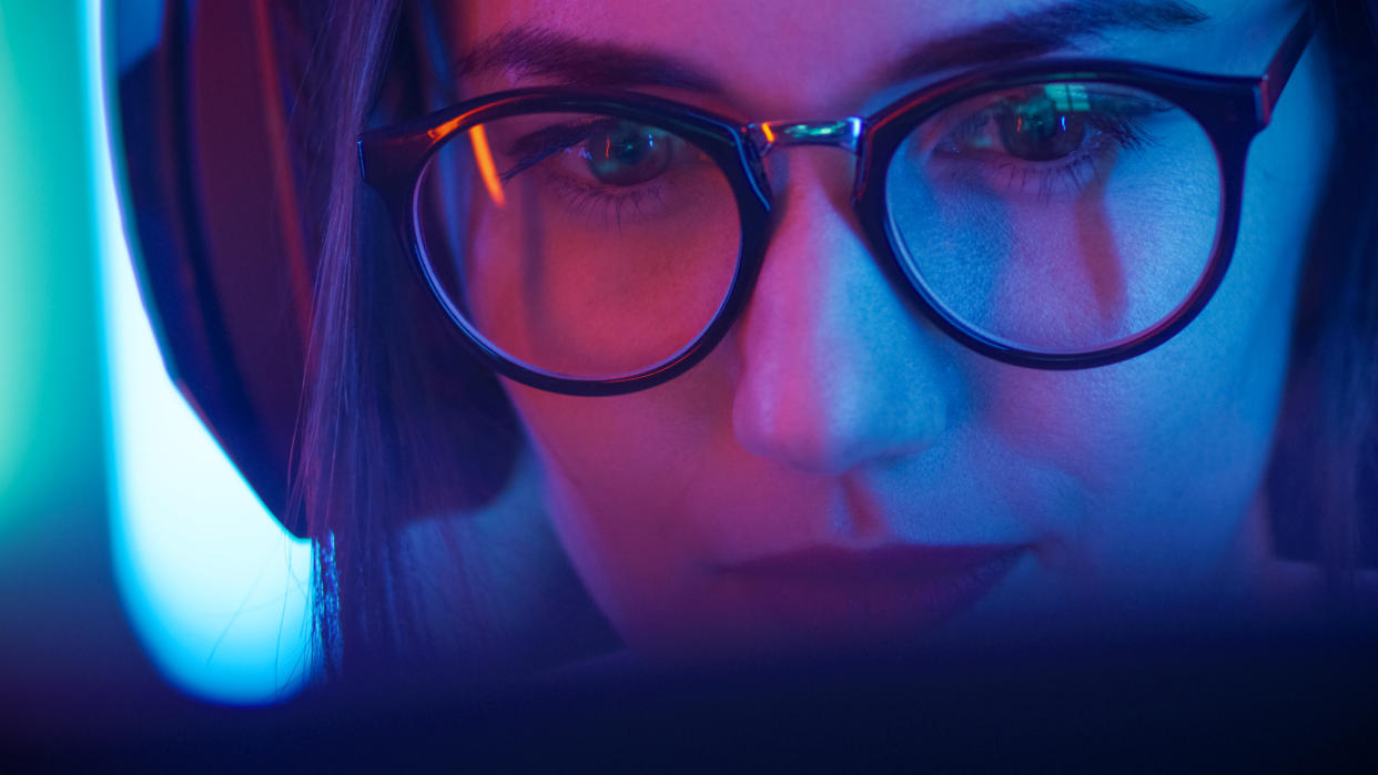 Blue light blocking glasses are on the rise. (Photo: Getty Images)