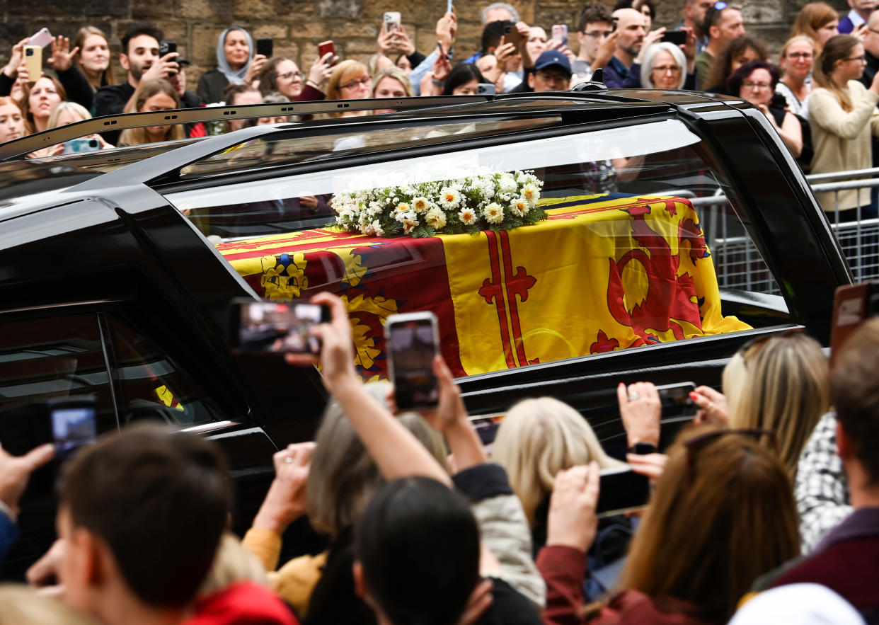 Her Majesty The Queen�s coffin arrives in Edinburgh on it�s way to the Palace of Holyrood having left Balmoral this morning. Credit: Doug Peters/EMPICS