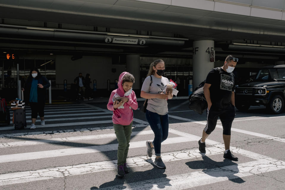 Ana Paredes y su hija Melissa en el Aeropuerto Internacional de Los Ángeles, después de no verla durante siete años, en Los Ángeles el 2 de abril de 2021. (Mark Abramson/The New York Times)