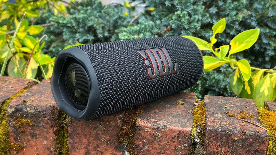 Best gifts for girlfriends: JBL Flip 6