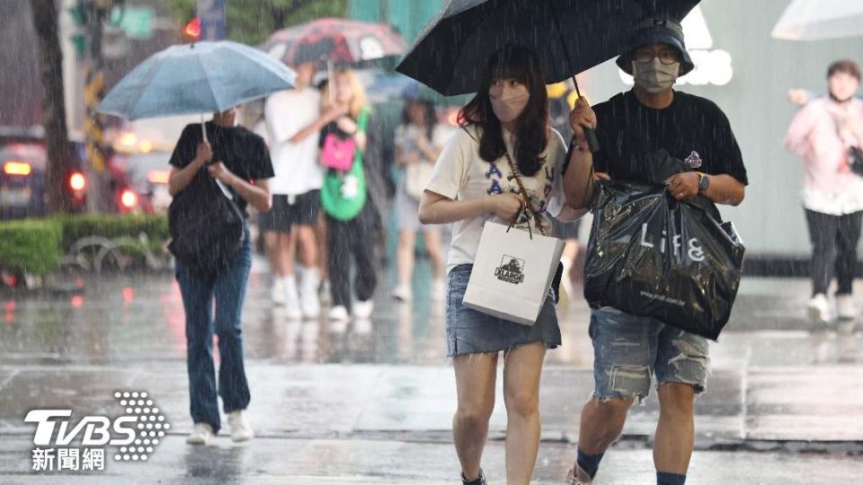 明起全台天氣不穩定，西半部易出現陣雨或雷雨。（圖／張哲鳴攝）