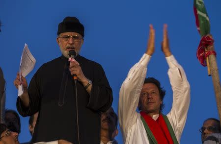 Tahir ul-Qadri, Sufi cleric and opposition leader of political party Pakistan Awami Tehreek (PAT), addresses supporters while flanked by Imran Khan (R), chairman of the opposition Pakistan Tehreek-e-Insaf (PTI) political party, in Islamabad September 2, 2014. REUTERS/Zohra Bensemra